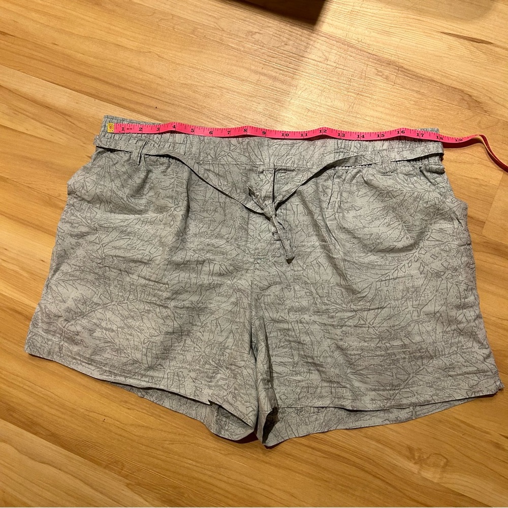 Columbia Athletic Shorts - Leaf Print Size L - Picture 4 of 5